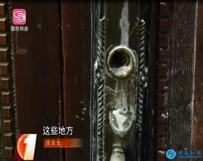 深圳女子抹淚：壯漢猛敲門 她有家不敢回