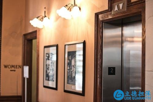 業主：打拼十幾年買的房，卻在電梯上栽了跟頭，現在降價都賣不掉