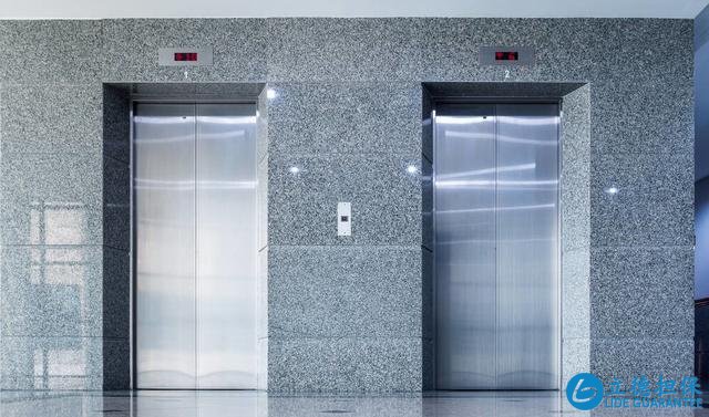 電梯房比樓梯房好？高層住宅2部電梯停運，業主住22樓也要爬樓梯